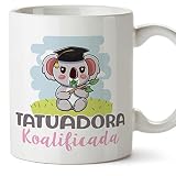 MUGFFINS Tazas para TATUADORA mujer - En Español - Koalificado/koalificada - 11 oz / 330 ml - Regalo original y divertido